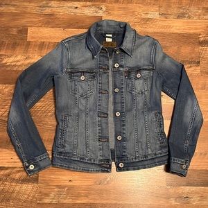 Womens Medium Levi’s Jean Jacket~Great Condition! Dark/Light Denim Mix